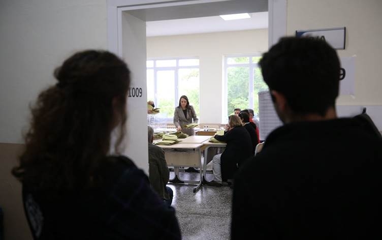 Baroya Îzmirê binpêkirinên roja hilbijartinê eşkere kirin