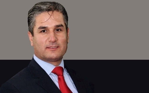 چارڵسی سێیەم  تاجی پادشای لەسەر نا