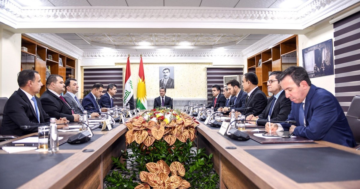 رئيس حكومة كوردستان يجتمع بمسؤولي إدارتي قضاءي عقرة وبردرش