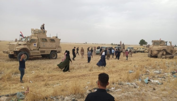 Artêşa Iraqê li dora kampa Mexmûrê xendeqan dikolê