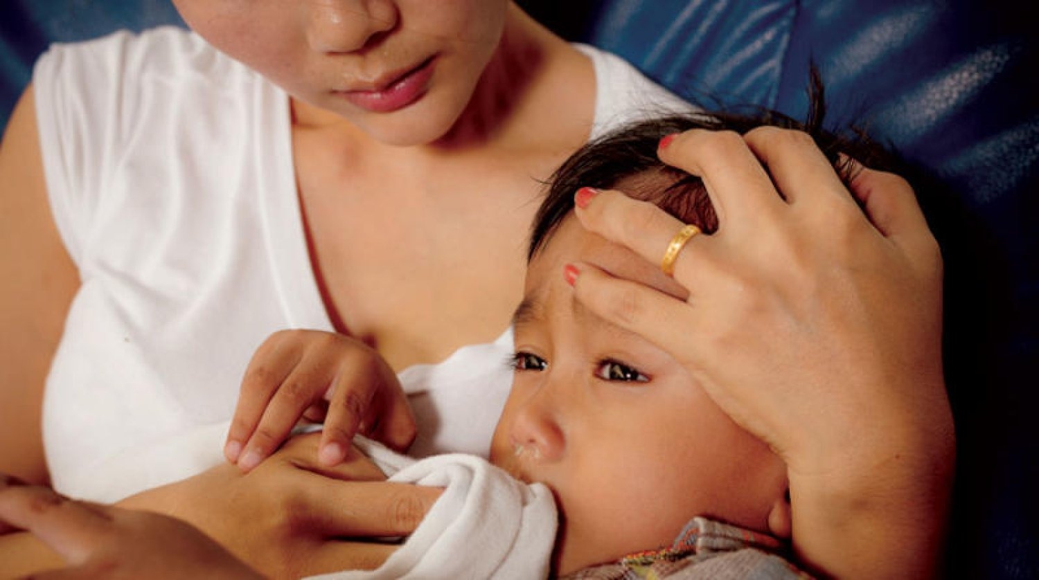 تقيؤ الطفل... الأسباب وطرق المعالجة