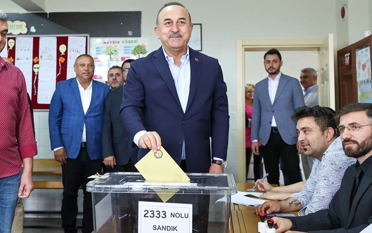 Çavuşoglu: Dibê nêrînên cuda hebin lê divê em xwedî li demokrasiyê derkevin