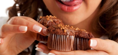 طبيبة: أطعمة تحد من رغبتك الشديدة بتناول الحلويات!