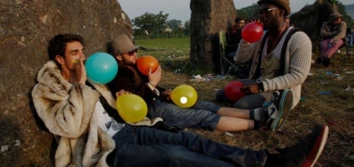 دراسة تحذر من تأثير خطير لغاز الضحك على صحة الشباب والمراهقين