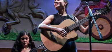 Du keçên ji Kobaniyê li bajarê Hewlêrê bi muzîk û stranan çîroka Kurdan vedibêjin