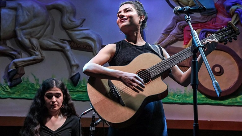 Du keçên ji Kobaniyê li bajarê Hewlêrê bi muzîk û stranan çîroka Kurdan vedibêjin