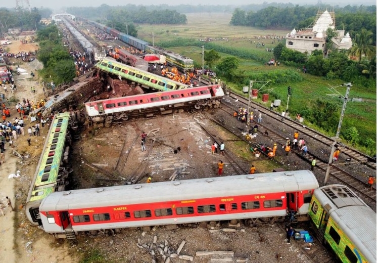 ژمارەی مردووانی ڕووداوی شەمەندەفەر لە هیندستان بەرزبووەوە بۆ ٣٠٠ كەس