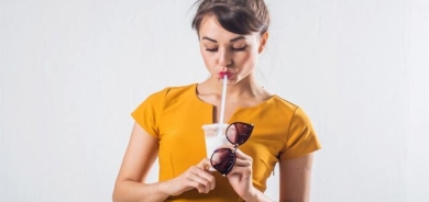 خواردنەوەی شلەمەنییەكان بە قامیش و لۆچبوونی دەوری دەم