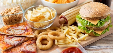 خبيرة: يمكن إنقاص الوزن مع تناول الوجبات السريعة!؟