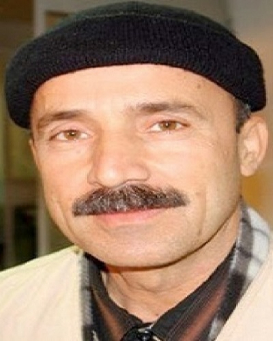 فلاح يزرع وجندي يمنع!