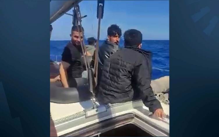 Belemeke ku koçberên Kurd tê de ne li nêzîkî giraveke Yunanistanê rêgirî lê tê kirin