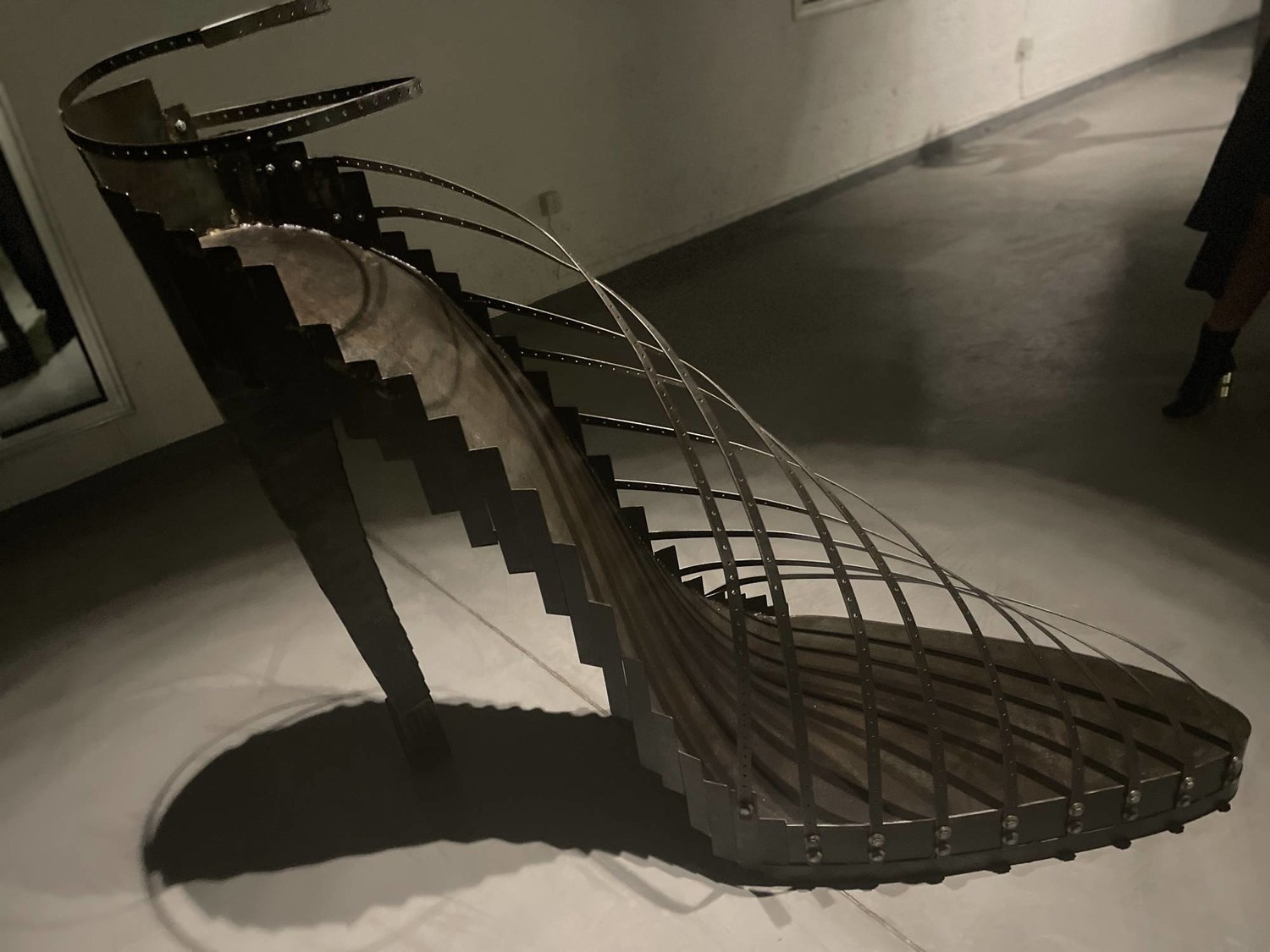 حذاء نجا من الحرب وسبعة عشر حلماً