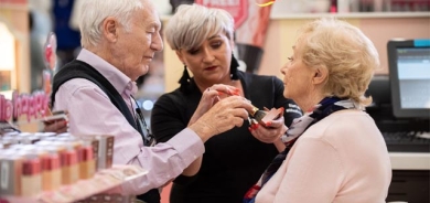 ماكیاژ بۆ هاوسەرەكەی دەكات