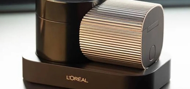 پرینتەرێك جوانكاری لەسەر روخسار دەنەخشێنێ