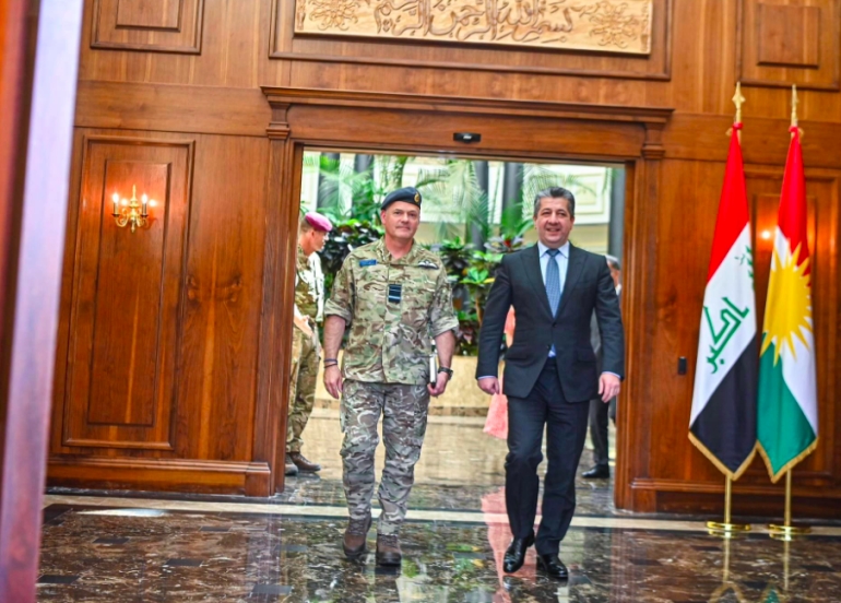 سەرۆکی حکوومەتی هەرێمی کوردستان پێشوازیی لە شاندێكى سه‌ربازيى به‌ريتانى کرد و چەند پرسێکیان تاوتوێکرد.