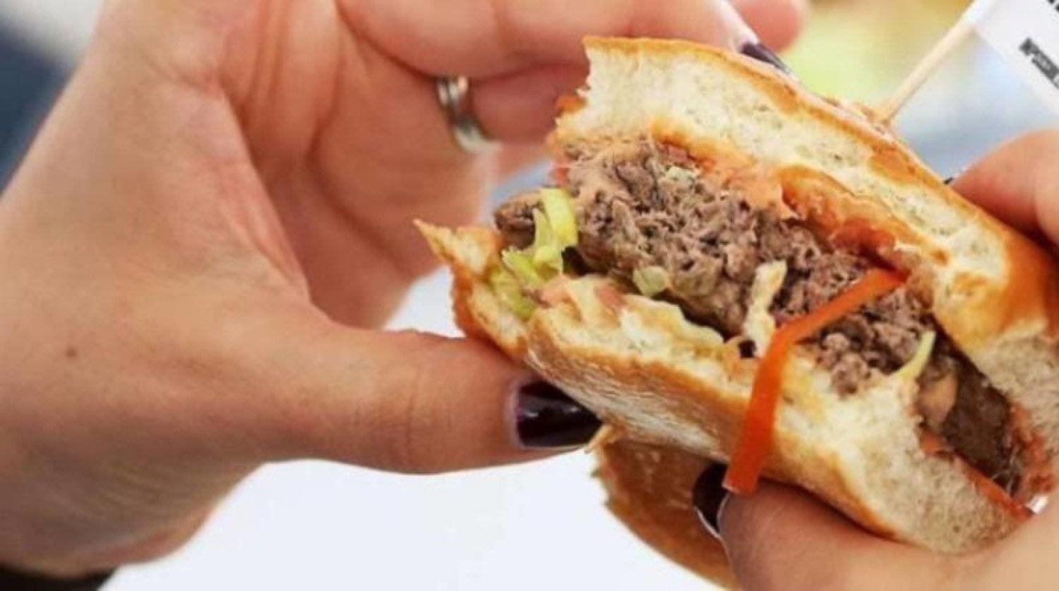 لماذا تزيد الرغبة في تناول الوجبات السريعة عند الشعور بالتوتر؟