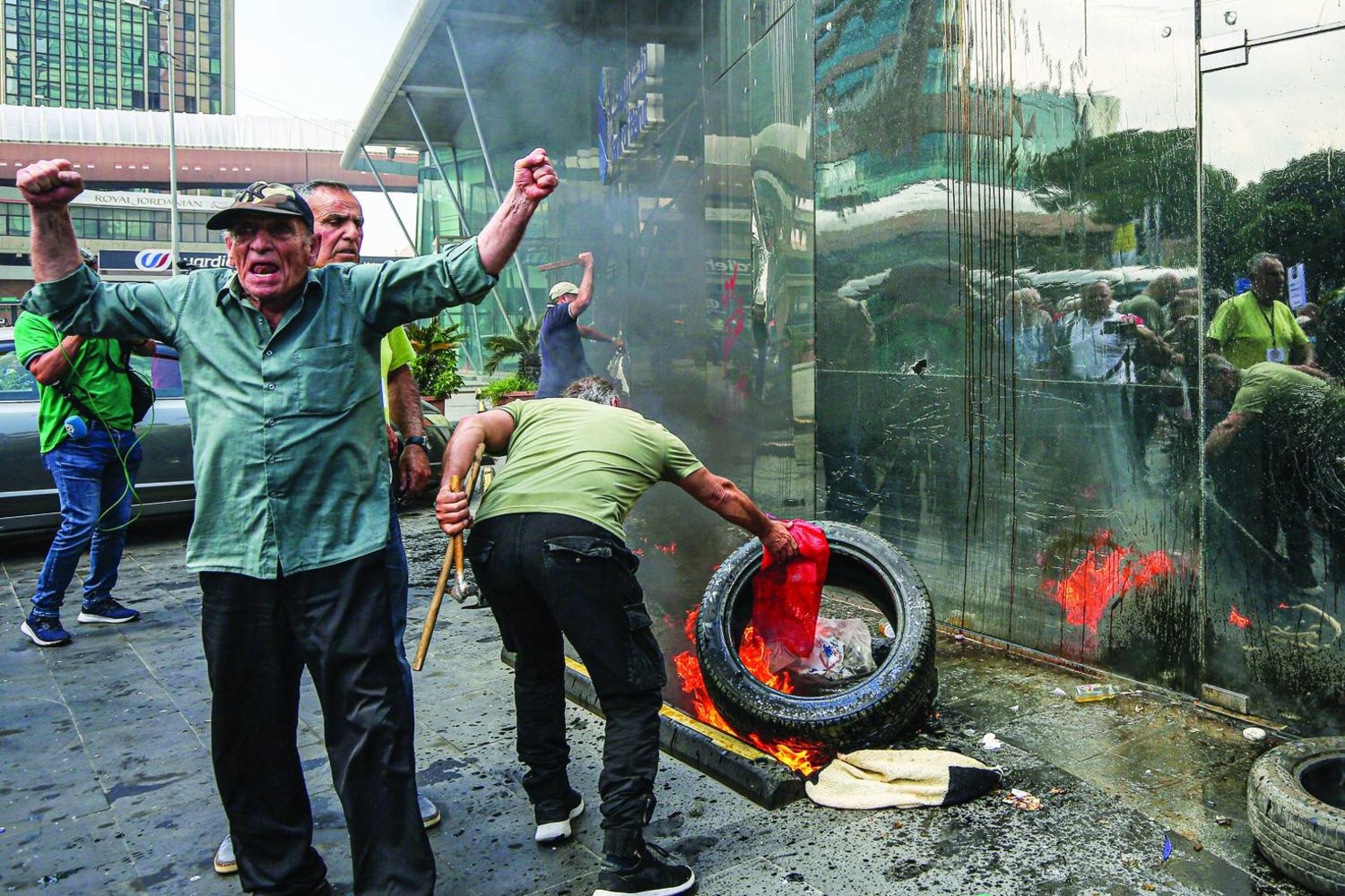 لبنان يتنفس بـ«تحويلات المغتربين»
