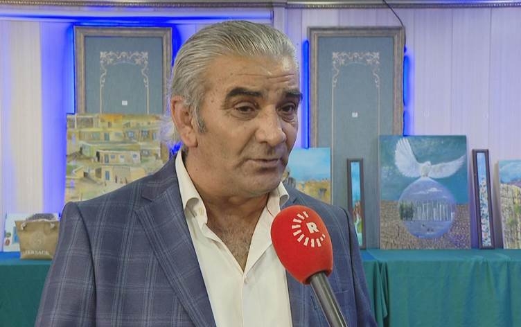 Şêwekarekî Rojavayê Kurdistanê li Hewlêrê pêşangehek vekir