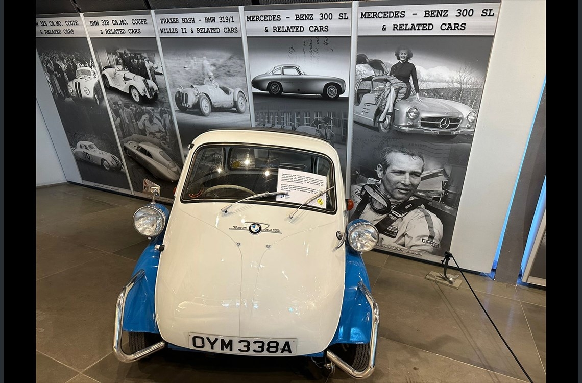 Li Yunanistanê di pêşangehekê de otomobîlên klasîk hatin nîşandan