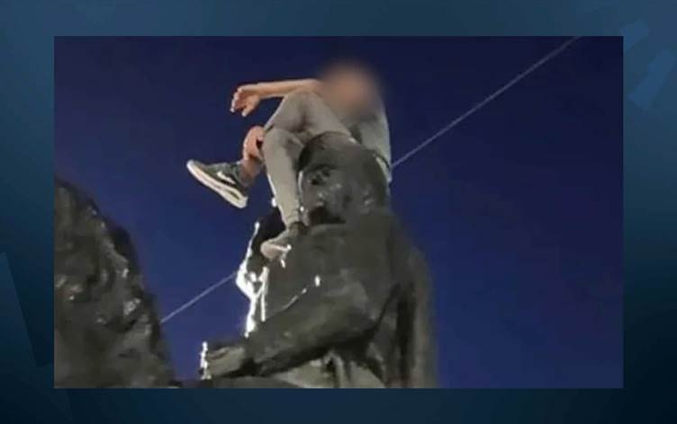 Li Rihayê zarokekî 13 salî ji ber çûbû ser peykerê Ataturk hat desteserkirin