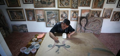 Nîgarkêşek li Çewlîgê bi kevirên rengîn tabloyên bêhempa çêdike