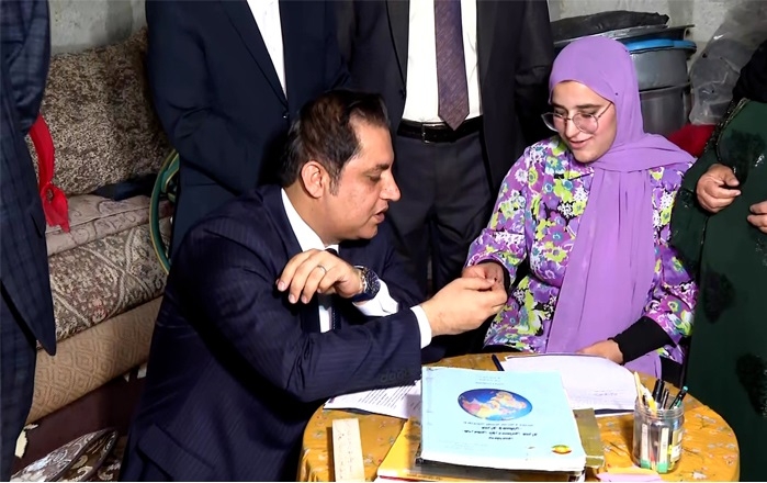 مسرور بارزاني يمنح طالبة متفوّقة منزلاً في كوردستان