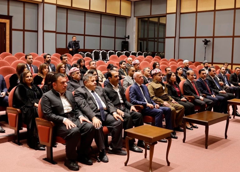 سەرۆك بارزانی لەگەڵ فڕاكسیۆنی پارتی دیموكراتی كوردستان لە پەرلەمانی كوردستان كۆبۆوە.