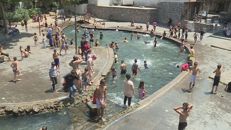 Li Bakurê Kurdistanê welatî ji ber germahiyê berê xwe didin cihên hênik