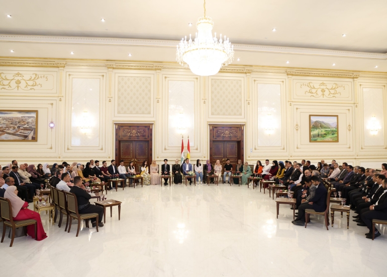 سه‌رۆك نێچيرڤان بارزانى سكووڵه‌رشيب بۆ‌ ده‌رچووانى ئه‌مساڵى يه‌كه‌م و دووه‌م و ‏سێيه‌مى ئاماده‌يى دابين ده‌كات