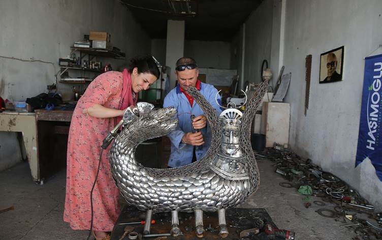 Mêrdîn: Peykersazekî ji berhemên bikarhatî yên hesin peykerekî Şahmaran ê 250 kîloyî çêkir