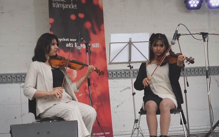 Çîroka serkeftinê ya du xwişkên muzîkjen ên Kurd: Ji rêyên koçberiyê heta orkestrayê