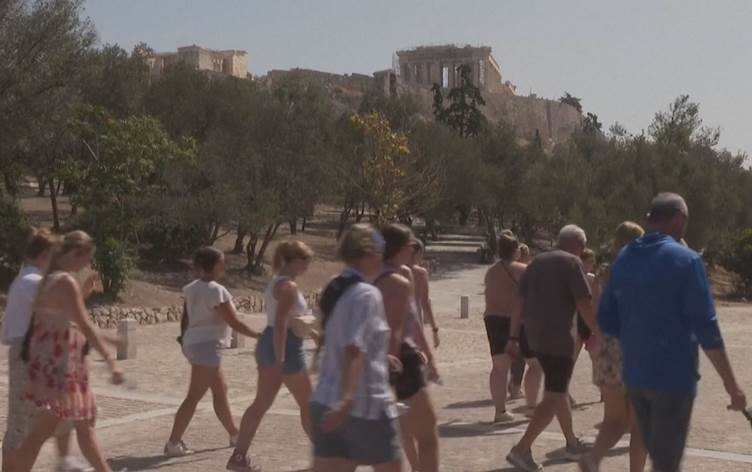 Li Yunanistanê ji ber germahiya zêde çûyîna cihên dîrokî hat qedexekirin