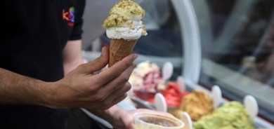 طبيبة تحذر كبار السن من خطورة تناول الآيس كريم