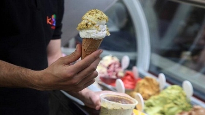 طبيبة تحذر كبار السن من خطورة تناول الآيس كريم