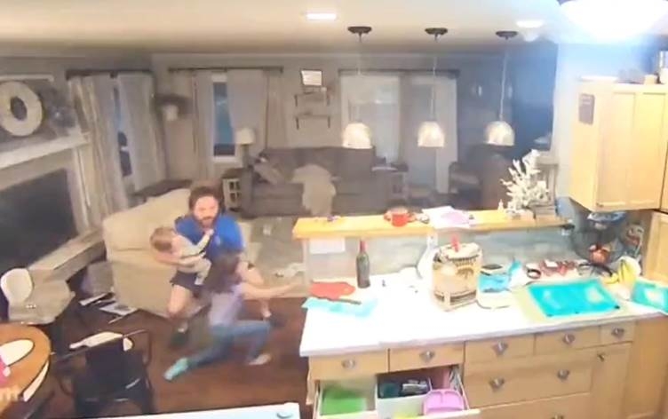 Erd bi pileya 7.4 hejiya; metirsiya tsunamiyê heye