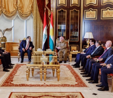 سەرۆک بارزانی پێشوازی لە سەرۆکی هاوپەیمانێتیی عەزم و شاندی یاوەری دەکات