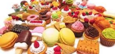 لماذا يدمن البعض تناول الحلويات؟ طبيبة تجيب