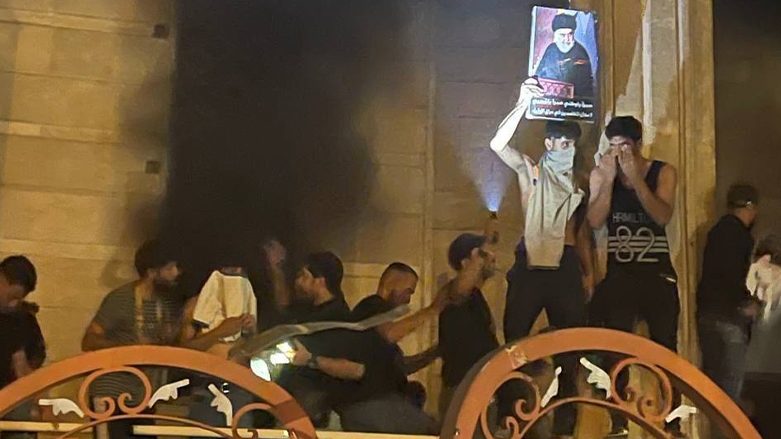 الخارجية العراقية تفتح تحقيقاً بحادثة حرق السفارة السويدية في بغداد