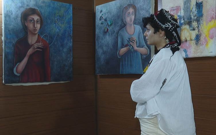 Jinên ji Rojavayê Kurdistanê li Helebceyê pêşangeheke şêwekariyê vekirin