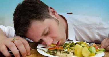 كيف تتجنب الشعور بالخمول بعد تناول الطعام؟