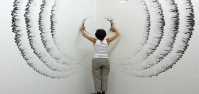 بە پەنجەكانی وێنە دەكێشێت