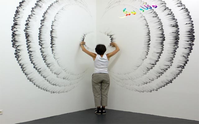 بە پەنجەكانی وێنە دەكێشێت