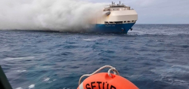 کەشتییەک کە ٣٠٠٠ ئۆتۆمبێلی هەڵگرتبوو لە کەناراوەکانی هۆڵەندا ئاگری گرت