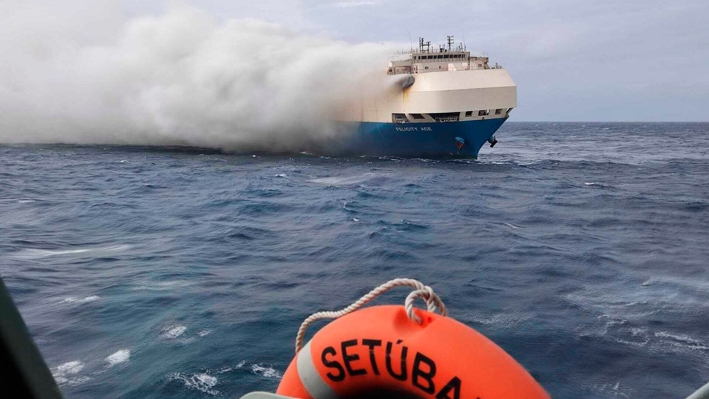 کەشتییەک کە ٣٠٠٠ ئۆتۆمبێلی هەڵگرتبوو لە کەناراوەکانی هۆڵەندا ئاگری گرت