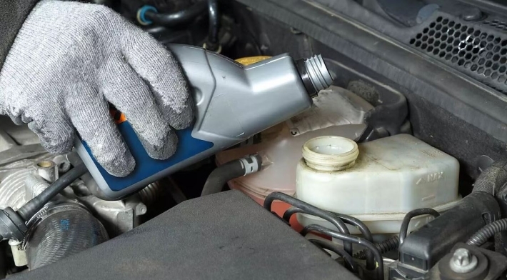 لهذه الأسباب عليك أن تبدّل زيت الفرامل في سيارتك