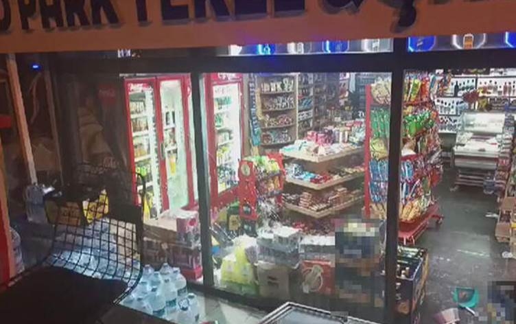 Li Stenbolê dikanek hate gulebarankirin: 2 kuştî, 1 birîndar