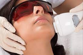 هل إزالة الشعر بالليزر آمنة لمرضى السكري؟ طبيب يجيب