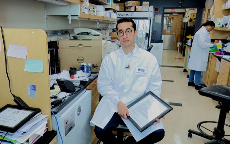 Bijîşkekî Kurd li Amerîkayê Xelata ‘Brightest Brain 2023’ wergirt