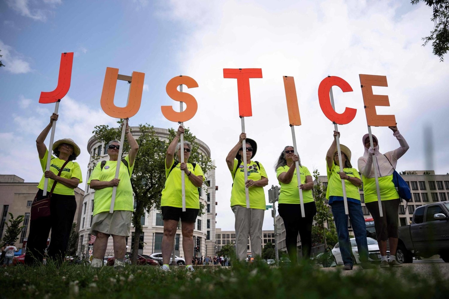 ترمب يشكك في عدالة المحاكمة ويطالب بنقلها من واشنطن