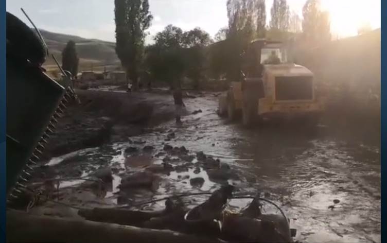 Li Erzeromê lehî rabû, mal di bin avê de man